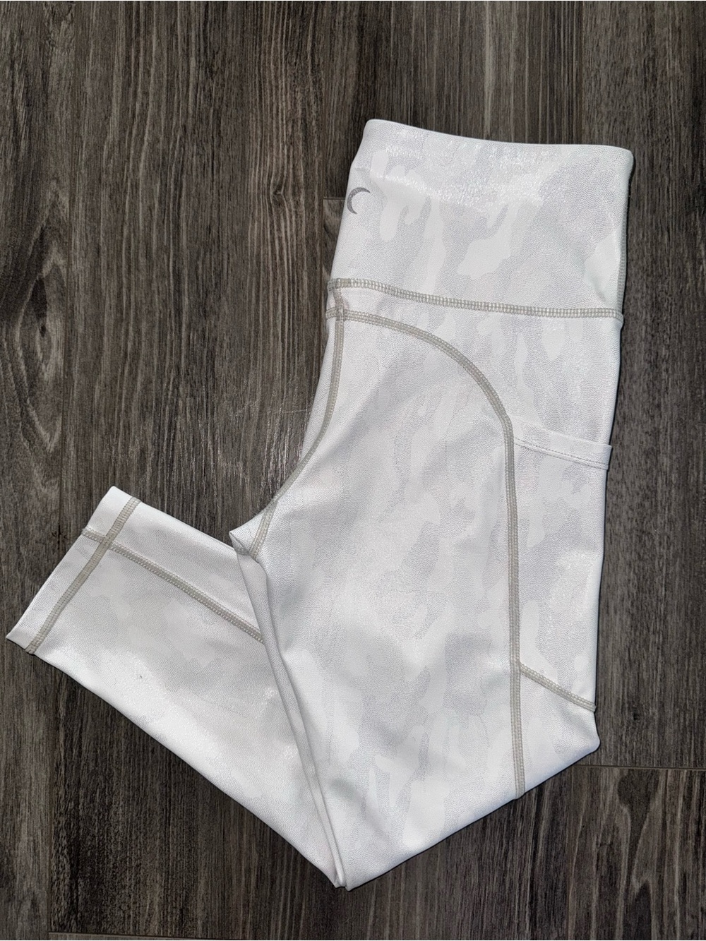 ZYIA Active Light n Tight Capri Leggings Size 4 White Gray Metallic Camo Pockets